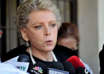 «Θεόκλειστο από το 2021»: Η Έλενα Ακρίτα δημοσιεύει τον λογαριασμό-σοκ της ΔΕΗ απ’ το κλειστό της σπίτι