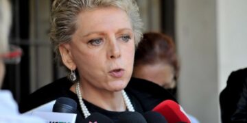 «Θεόκλειστο από το 2021»: Η Έλενα Ακρίτα δημοσιεύει τον λογαριασμό-σοκ της ΔΕΗ απ’ το κλειστό της σπίτι