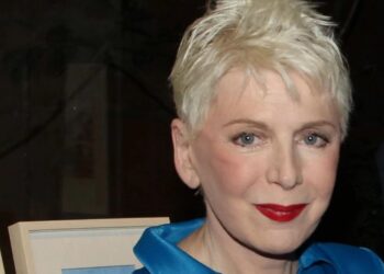 Έλενα Ακρίτα: «Δεν θα απολογηθώ σε κανέναν επειδή υιοθέτησα ένα παιδί»