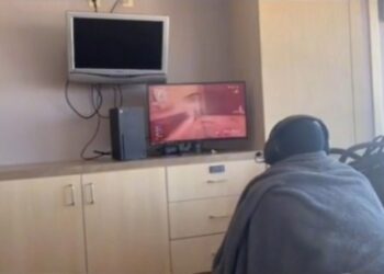 Στο μαιευτήριο με το Playstation! Πώς αντέδρασε η έγκυος γυναίκα του (video)