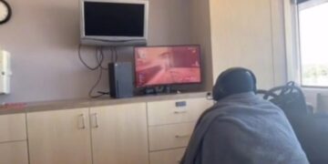 Alldaynews.gr Στο μαιευτήριο με το Playstation! Πώς αντέδρασε η έγκυος γυναίκα του (video)