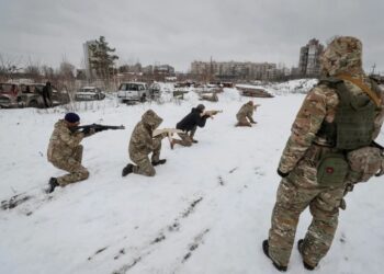 Πόλεμος στην Ουκρανία – Τάγμα Αζόφ: Κατακραυγή για τις σφαίρες που βυθίζονται σε χοιρινό λίπος
