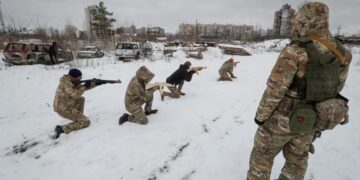 Alldaynews.gr Πόλεμος στην Ουκρανία – Τάγμα Αζόφ: Κατακραυγή για τις σφαίρες που βυθίζονται σε χοιρινό λίπος
