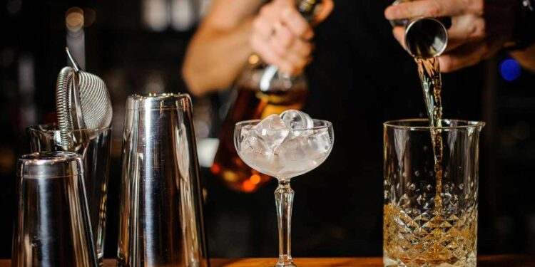 Alldaynews.gr Βόλος: Έβαλε …τα γεννητικά του όργανα πάνω στον πάγκο του μπαρ!