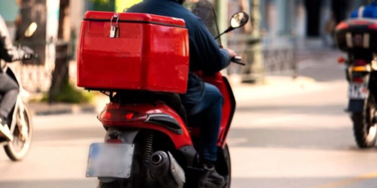 Alldaynews.gr Πασίγνωστος Έλληνας ηθοποιός δουλεύει ντελίβερι και ξεχρέωσε το σπίτι του