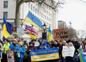 Αντιρωσική υστερία στην Βρετανία: Ρώσοι και ρωσόφωνοι δέχονται απειλές μετά την εισβολή στην Ουκρανία