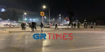 Alldaynews.gr Θεσσαλονίκη: Επίθεση με μολότοφ σε διμοιρία των ΜΑΤ – Χημικά και διακοπή κυκλοφορίας (video)