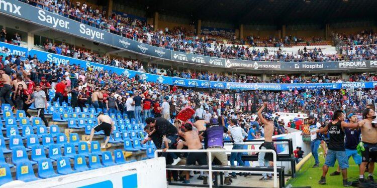 Alldaynews.gr Τραγωδία: Τουλάχιστον 17 νεκροί μετά τα φριχτά επεισόδια χούλιγκαν στο Μεξικό (video)