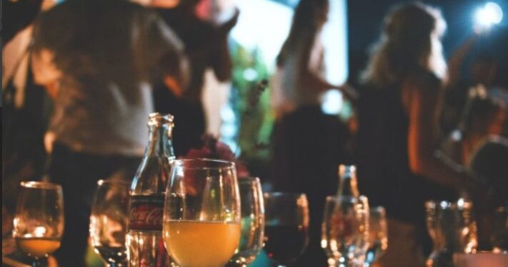 Χωρίς Μάσκα σε εσωτερικούς χώρους! Τέλος τα μέτρα στην εστίαση για όλους….αλλά μέχρι τον Οκτώβριο