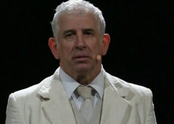 Σοκάρει γνωστή ηθοποιός: «Γύρισα το κεφάλι και είδα τον Φιλιππίδη με κατεβασμένο παντελόνι, γυμνό…»