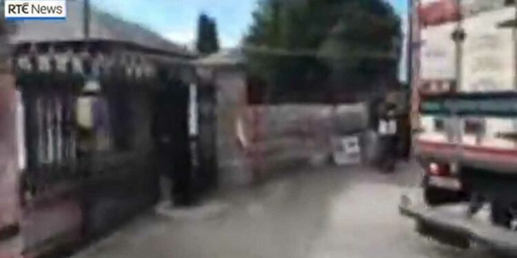 Alldaynews.gr Φορτηγό έπεσε στην είσοδο της ρωσικής πρεσβείας στο Δουβλίνο (video)