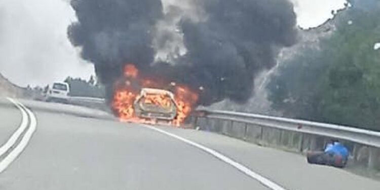 Στις φλόγες αυτοκίνητο στην εθνική οδό Ορεστιάδας – Αλεξανδρούπολης (φωτο)