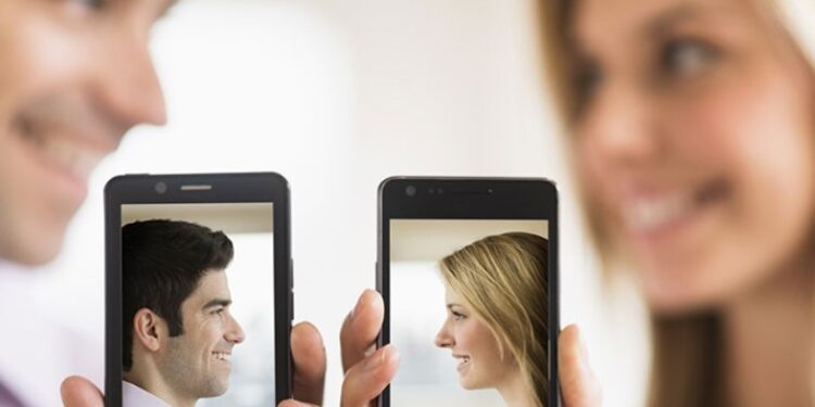 Alldaynews.gr Έπιασε την αρραβωνιαστικιά του σε σάιτ γνωριμιών και δείτε τι της έκανε!!