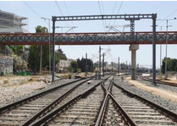 Σοκ στη Λάρισα: Νεαρός έπεσε από γέφυρα στις γραμμές του τρένου!