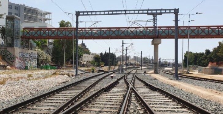 Alldaynews.gr Σοκ στη Λάρισα: Νεαρός έπεσε από γέφυρα στις γραμμές του τρένου!