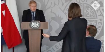 Alldaynews.gr Viral σε 2 λεπτά: Τι ζήτησε η Ουκρανή δημοσιογράφος από τον Μπόρις Τζόνσον για τον πόλεμο; (video)