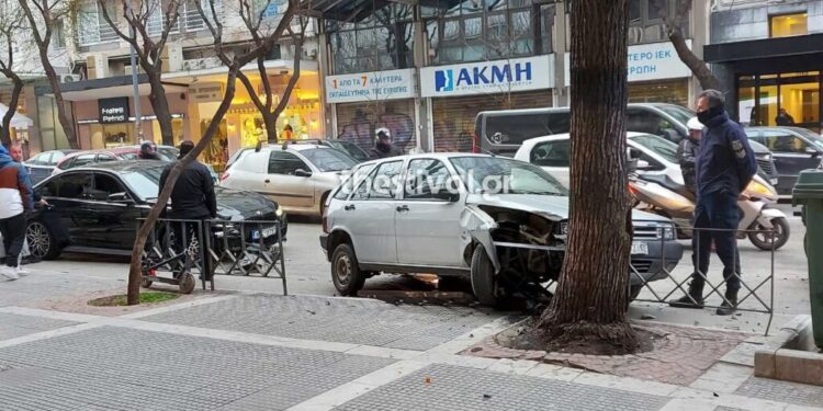 Θεσσαλονίκη: Ι.Χ. “καρφώθηκε” στα κάγκελα στην Τσιμισκή (φωτο)
