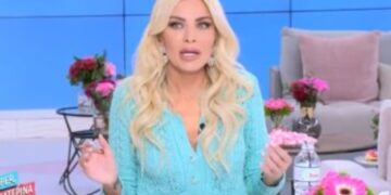 Alldaynews.gr «Πάγωσε» η Κατερίνα Καινούργιου! Τα μηνύματα που λαμβάνει η Ρούλα στο κινητό της