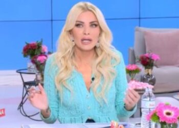 «Πάγωσε» η Κατερίνα Καινούργιου! Τα μηνύματα που λαμβάνει η Ρούλα στο κινητό της