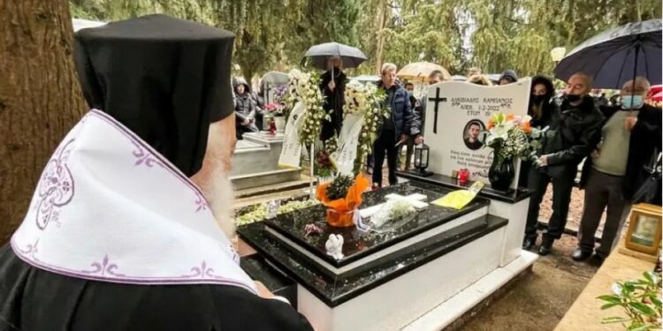 Δολοφονία Άλκη: Τελέστηκε το μνημόσυνο του 19χρονου – Το μήνυμα των γονιών του πάνω στο μνήμα[video]