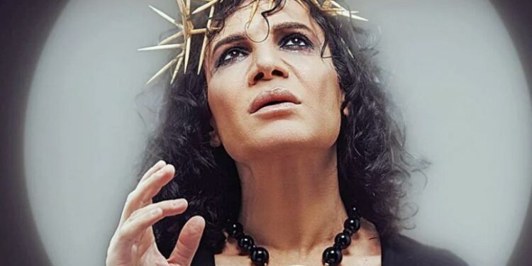 Αποσύρθηκε η προκλητική φωτογράφιση του Καναράκη ως “Ιησούς”