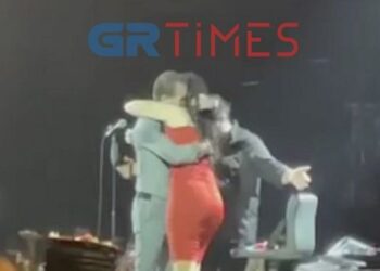 Alldaynews.gr Πρόταση γάμου στην πίστα με παρουσίαση και σκηνικό του Βασίλη Καρρά – Μπόνους τραγούδι-πείραγμα (vids)