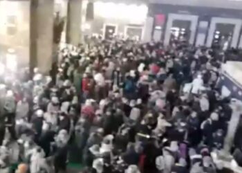 Ουκρανία: Πανικός στον σιδηροδρομικό σταθμό του Κιέβου – Χιλιάδες ψάχνουν βαγόνι σωτηρίας