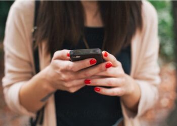 Έπιασε την αρραβωνιαστικιά του σε σάιτ γνωριμιών και δείτε τι της έκανε!!