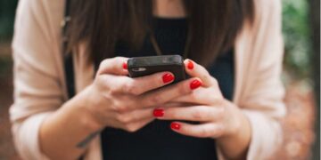 Alldaynews.gr Έπιασε την αρραβωνιαστικιά του σε σάιτ γνωριμιών και δείτε τι της έκανε!!