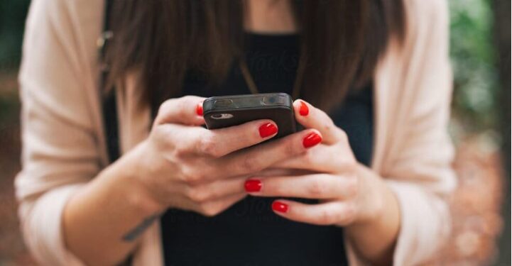 Alldaynews.gr Έπιασε την αρραβωνιαστικιά του σε σάιτ γνωριμιών και δείτε τι της έκανε!!