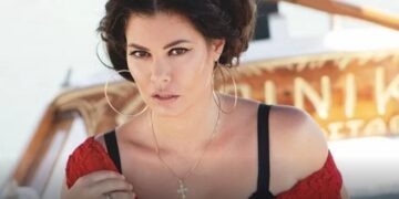 Έμεινε μισή και ποζάρει με s3xy διάθεση η Μαρία Κορινθίου[photos]