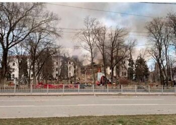 Πόλεμος στην Ουκρανία: Βγαίνουν σώοι οι πολίτες που είχαν κρυφτεί στο θέατρο – Δείτε video