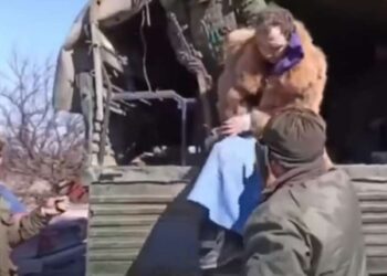 Με εντολή Ζελένσκι στο Τάγμα Αζόφ μεταμφιέστηκαν σε… γυναίκες με γούνες και φούστες για να φύγουν από τη Μαριούπολη (video)