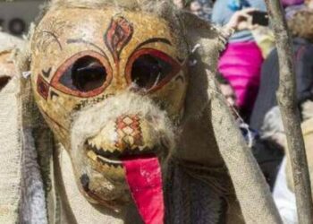 ”Πάγωσε” ο κόσμος! Ήταν ντυμένος Μασκαράς και αυνανιζόταν μπροστά τους