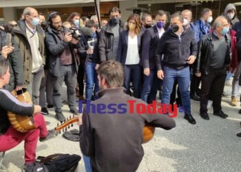 Θεσσαλονίκη: Ο Αλέξης Τσίπρας έδωσε χρήματα σε μουσικούς του δρόμου – Σταμάτησε και άκουσε το τραγούδι τους