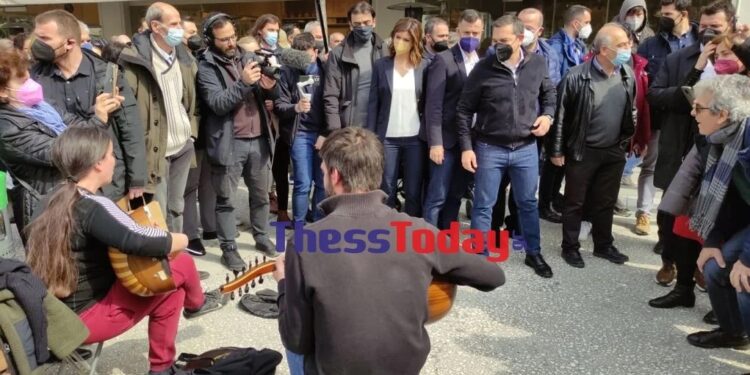 Θεσσαλονίκη: Ο Αλέξης Τσίπρας έδωσε χρήματα σε μουσικούς του δρόμου – Σταμάτησε και άκουσε το τραγούδι τους