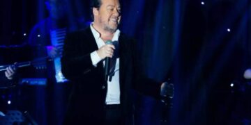 Γιάννης Πάριος ντυμένος Τσολιάς: Σπάνια φωτογραφία του από την 25η Μαρτίου