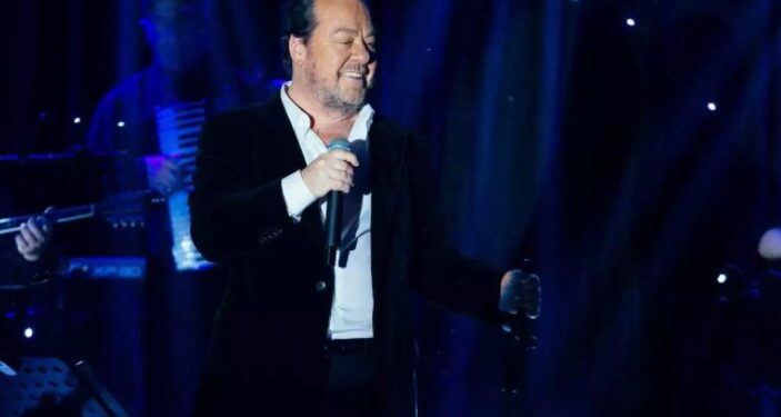 Γιάννης Πάριος ντυμένος Τσολιάς: Σπάνια φωτογραφία του από την 25η Μαρτίου