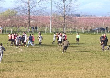 Νέο επεισόδιο: Μπούκαραν στο γήπεδο και έδειραν τον διαιτητή – Έξι συλλήψεις (video)