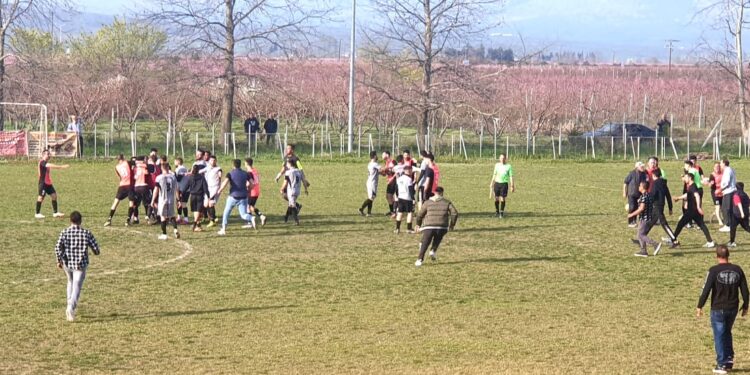 Alldaynews.gr Νέο επεισόδιο: Μπούκαραν στο γήπεδο και έδειραν τον διαιτητή – Έξι συλλήψεις (video)