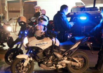 Alldaynews.gr Άγριος καυγάς σε μπαρ της Λάρισας – Επέστρεψαν και τα έκαναν «γυαλιά – καρφιά» , πέντε συλλήψεις!