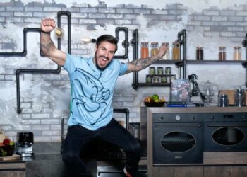 Άκης Πετρετζίκης: Έγινε «εκατομμυριούχος» και το γιορτάζει![video]