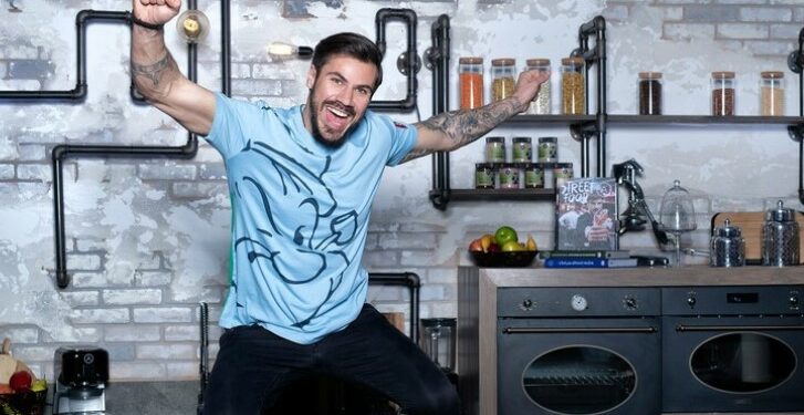 Άκης Πετρετζίκης: Έγινε «εκατομμυριούχος» και το γιορτάζει![video]