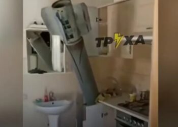 Πόλεμος στην Ουκρανία: Ρωσικός πύραυλος “καρφώθηκε” σε διαμέρισμα χωρίς να εκραγεί! (video)