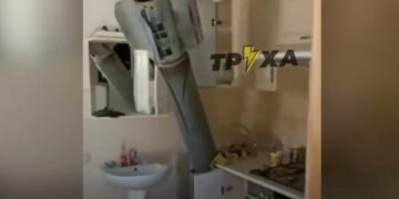 Alldaynews.gr Πόλεμος στην Ουκρανία: Ρωσικός πύραυλος “καρφώθηκε” σε διαμέρισμα χωρίς να εκραγεί! (video)