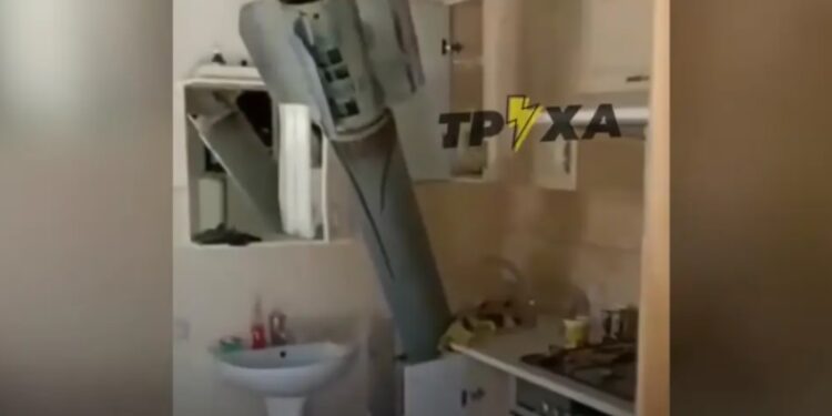 Alldaynews.gr Πόλεμος στην Ουκρανία: Ρωσικός πύραυλος “καρφώθηκε” σε διαμέρισμα χωρίς να εκραγεί! (video)