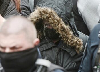 Ρούλα Πισπιρίγκου: Με αλεξίσφαιρο και κουκούλα στην Ευελπίδων–Χαμός και δρακόντεια μέτρα ασφαλείας[video]