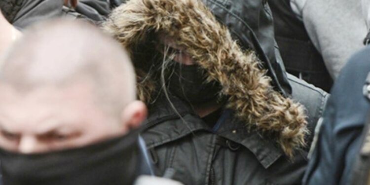 Ρούλα Πισπιρίγκου: Με αλεξίσφαιρο και κουκούλα στην Ευελπίδων–Χαμός και δρακόντεια μέτρα ασφαλείας[video]