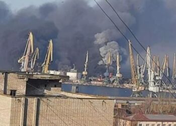 Πόλεμος στην Ουκρανία: Εκρήξεις και φωτιά στο λιμάνι του Μπερντιάνσκ – Οι Ουκρανοί έκαψαν ρωσικό πλοίο