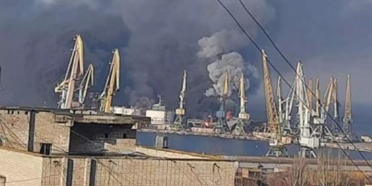 Πόλεμος στην Ουκρανία: Εκρήξεις και φωτιά στο λιμάνι του Μπερντιάνσκ – Οι Ουκρανοί έκαψαν ρωσικό πλοίο